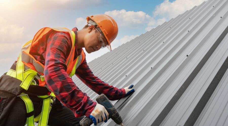 Professional gutter cleaning in Milton, IA